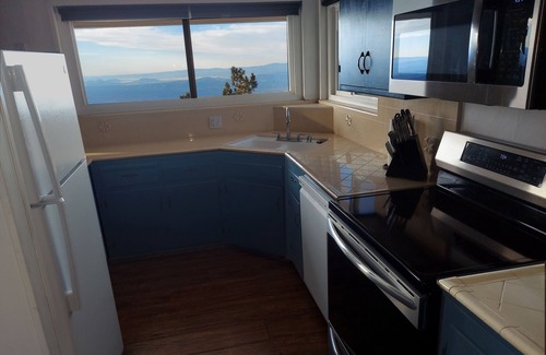 Running Springs House | Best View on the Mountain, All New Furniture/Beds, Internet for Remote work!