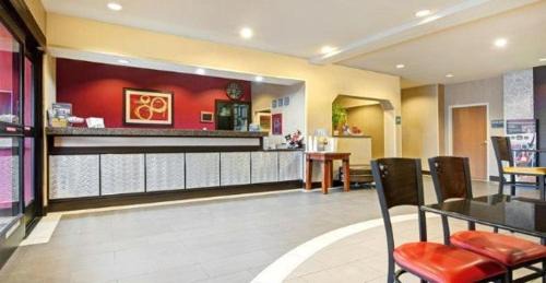 Denton Hotel | Best Western Plus Denton Inn & Suites