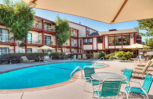 Garberville Hotel | Best Western Plus Humboldt House Inn