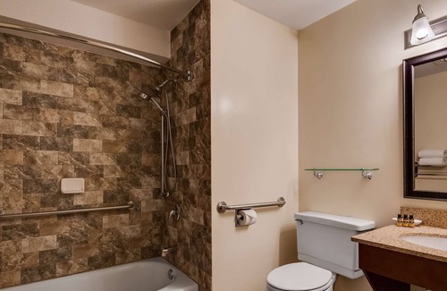 South Burlington Hotel | Best Western Plus Windjammer Inn & Conference Center
