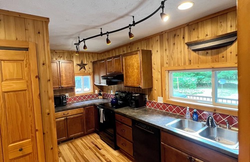 Thompsonville Cabin | Betsie River Cabin - minutes from Crystal Mountain, Hot Tub, Canoe, Wi-Fi