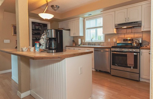 Yelm Bed & Breakfast | Betsy Pease Suite on BNB