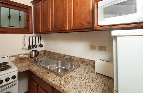 Maynards Apartment | Better Choice for your Vacation! Contemporary Unit, Outdoor Pools, Parking!