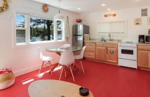 Mayfield Cabin | Betty's Hideout /Cherry Cabin! 2 Bed,1 Bath Shared Beachfront on Spider Lake