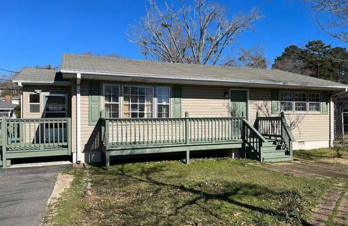 Oneonta House | Betty's Place Charming 2-bedroom house in Oneonta with WiFi Close to Restaurants