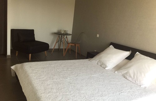 Pouzolles House | Between pechs and vines. Guest rooms