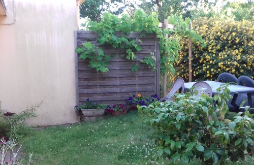 Asserac Apartment | Between sea and salt flats, Apartment in a house surrounded by a garden.