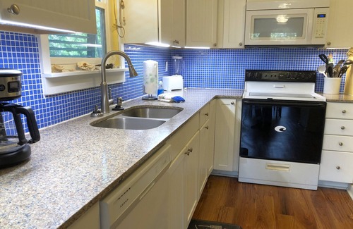 St. George Island Cottage | Between Sep 27 & Oct 3 ONLY 150.00 p/nt! Cute, clean, fun cottage. Fenced/gated!