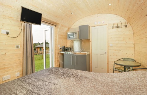 Cross Cottage | BEULAH, pet friendly, with hot tub in Axbridge