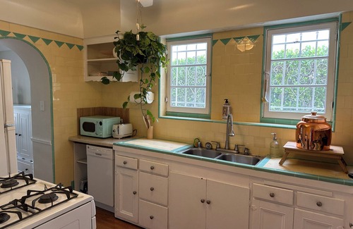 Carthay Circle House | Beverly Hills Adjacent 3-bedroom house with AC in Los Angeles