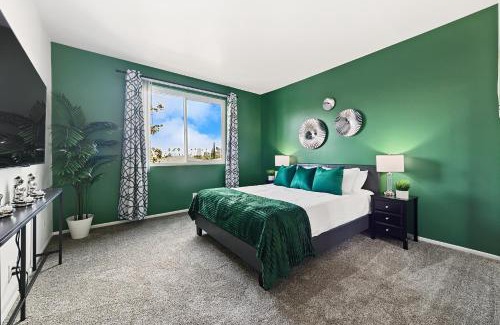 Beverly Grove Apartment | Beverly Hills Glamour Oasis 2 BR Apt with Parking 304