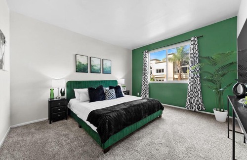 Beverly Grove Apartment | Beverly Hills Glamour Oasis 2 BR Apt with Parking 304