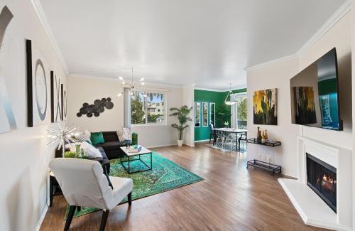 Beverly Grove Apartment | Beverly Hills Glamour Oasis 2 BR Apt with Parking 304