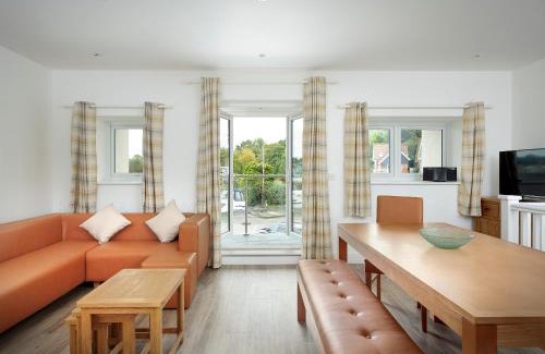Wroxham House | Bewick Swan - Ukc2111
