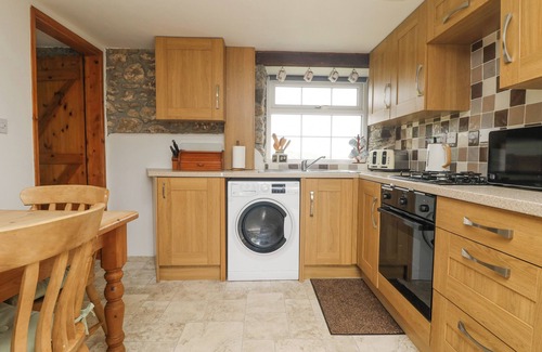 Liskeard Cottage | BICKLE BICE COTTAGE, pet friendly, with a garden in Minions