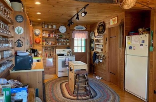 Trenton Cottage | Biello Cottage - on the water in Trenton