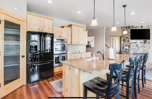 Garden City House | Big 6,700 sqft Bear Lake Vacation Home blocks from Marina, private hot tub!