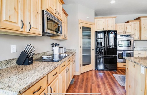 Garden City House | Big 6,700 sqft Bear Lake Vacation Home blocks from Marina, private hot tub!