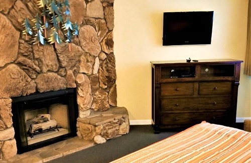 Big Bear Lake Resort | Big Bear Lake, New low price 1 Bdrm/2 Bath Condo over Christmas, Snow Lake Lodge