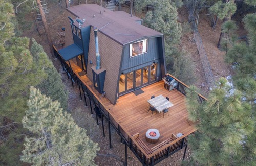 Whispering Forest House | Big Bear Retreat w Fire Pit, Deck, & Cabin Vibes