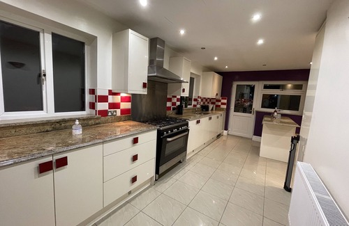 Cannock House | BIG BUNGALOW | SECURED BIG GARDEN | HOT TUB/JACUZZI