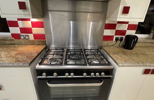 Cannock House | BIG BUNGALOW | SECURED BIG GARDEN | HOT TUB/JACUZZI