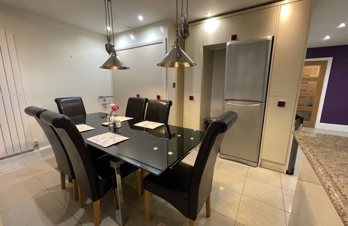 Cannock House | BIG BUNGALOW | SECURED BIG GARDEN | HOT TUB/JACUZZI