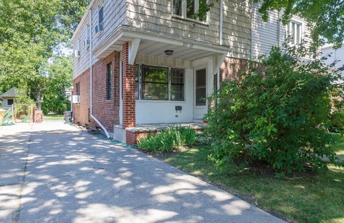 Queens House | Big Comfy Beds & Breakfast on the Deck
