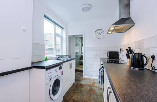 Forsbrook House | BIG Daily Discounts, 25 mins to Alton Towers!, Ideal for Families/Big Parties!