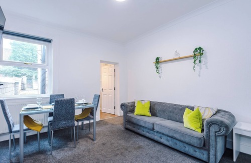 Forsbrook House | BIG Daily Discounts, 25 mins to Alton Towers!, Ideal for Families/Big Parties!