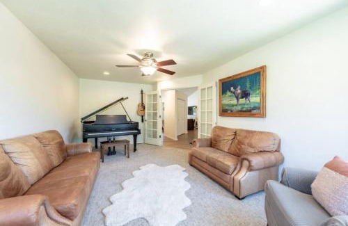 Coeur d'Alene House | Big Family Getaway- Theater Room- BBQ- Play Room- Fire Pit