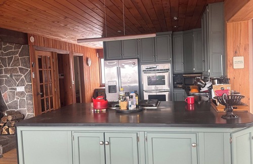 Dunchurch House | BIG Family & Multi-Family Cottage with Incredible View, Hot Tub & Sauna