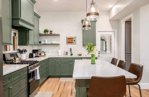Victorian Village House | Big Grey | 3 Suites | 5 Queens | OSU 1/2mi