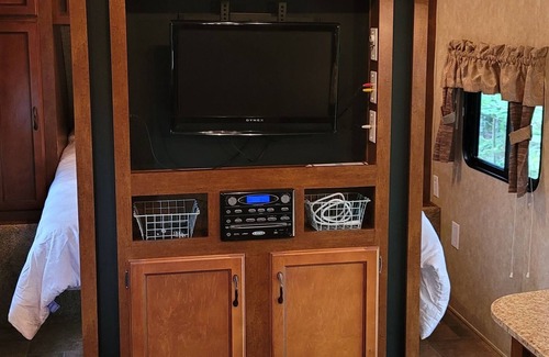 Upper New Cornwall House | Big Lake Mushamush -Beautiful 27 ft Coachmen Catalina Deluxe RV