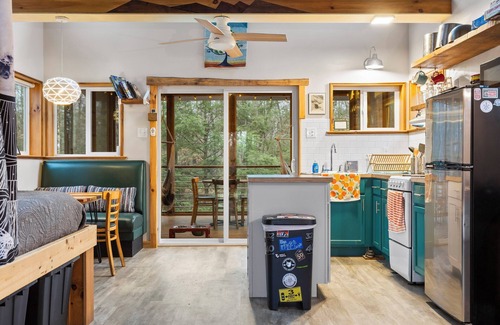 Rogers Cabin | Big Leaf: a cleverly designed off-grid cabin for climbers and hikers alike