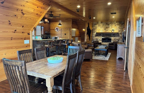 Dahlonega Cabin | Big Mountain Views, Minutes to Wineries, Hot Tub