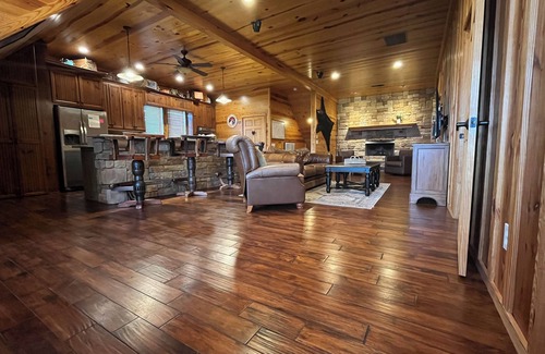 Dahlonega Cabin | Big Mountain Views, Minutes to Wineries, Hot Tub