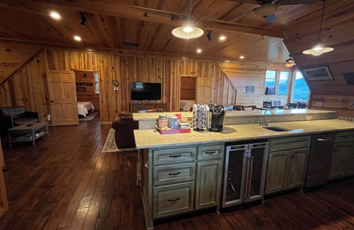 Dahlonega Cabin | Big Mountain Views, Minutes to Wineries, Hot Tub