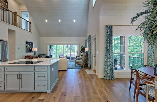 Hiawassee House | Big Oak Bungalow - by Chatuge Home Concierge Lake house, private dock ,hot tub, ping pong, foosball, fireplace