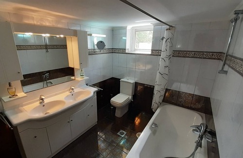 Galatas Villa | BIG,QUIET AND LAXURY VILLA