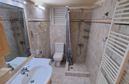 Galatas Villa | BIG,QUIET AND LAXURY VILLA