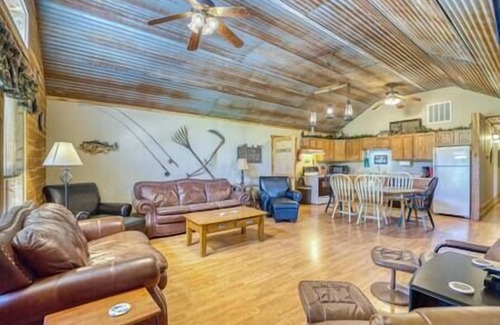 Norfork House | Big Red Lodge, Gatherings, Riverview, Wade-in River Access
