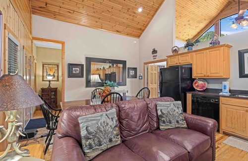 Helen Cabin | Big Sky - A Couple's Luxury Cabin with Spectacular Views of Yonah Mountain