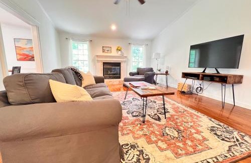 Farmington House | Big space inside and out, 15min to UofA w 1acre