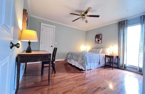 Farmington House | Big space inside and out, 15min to UofA w 1acre