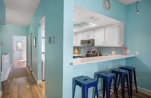 Island Estate House | Big TH w Pool, Hot Tub & Short Walk to the Beach! 30+ Day Rental