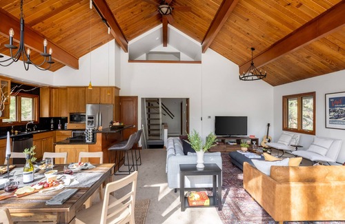 Vail Cabin | Bighorn by AvantStay | Spacious Ski Cabin w/Sprawling Porch, Views & Hot Tub!
