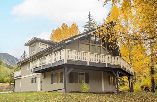 Vail House | Bighorn by AvantStay Spacious Ski Cabin w Sprawling Porch Views Hot Tub