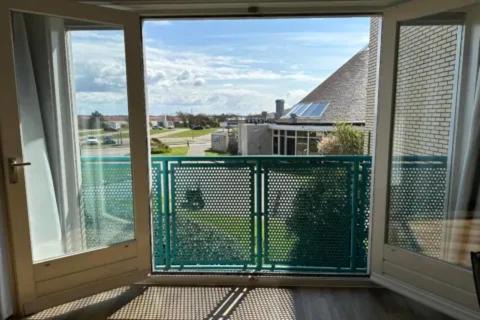 Julianadorp aan zee Apartment | Bij de duinen 300 meter van de zee gratis wifi huisdieren toegestaan thuiswerkplek