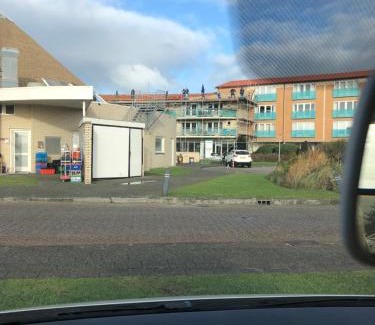 Julianadorp aan zee Apartment | Bij de duinen 300 meter van de zee gratis wifi huisdieren toegestaan thuiswerkplek